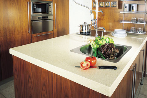 Συνδυασμός χαλαζιακού πάγκου και ξύλου στην κουζίνα