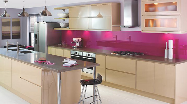 Μοντέρνα ντουλάπια κουζίνας με πλάτη κουζίνας από χρωματιστό γυαλί Μοντέρνα ντουλάπια κουζίνας με πλάτη κουζίνας από χρωματιστό γυαλί