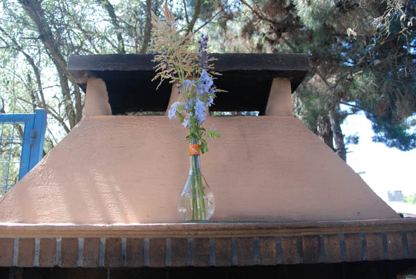 Πάνω στο πρέκι της ψησταριάς: θέση για το βάζο από άδειο μπουκάλι ρετσίνας Πάνω στο πρέκι της ψησταριάς: θέση για το βάζο από άδειο μπουκάλι ρετσίνας