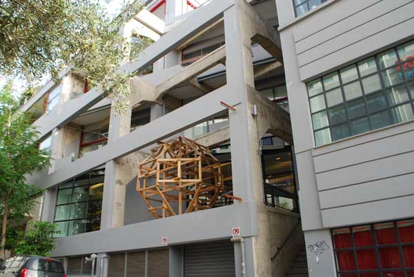 Hub03, υποχώρηση κελύφους, ημιυπαίθριος χώρος ισογείου Hub03, υποχώρηση κελύφους, ημιυπαίθριος χώρος ισογείου