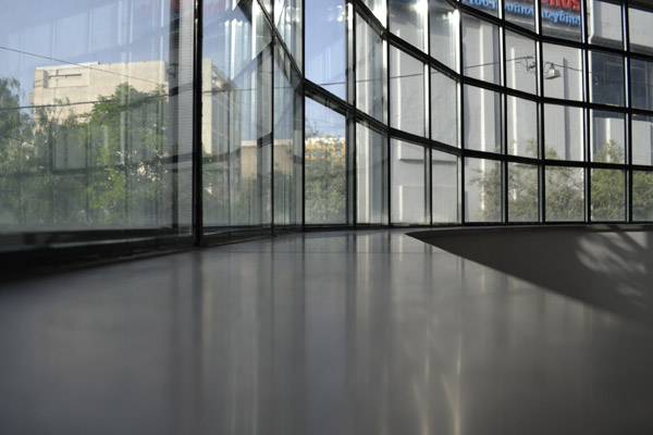 Hub interior01,εσωτερικό πολυλειτουργικού χώρου, υαλοπετάσματα, βιομηχανικό δάπεδο Hub interior01,εσωτερικό πολυλειτουργικού χώρου, υαλοπετάσματα, βιομηχανικό δάπεδο