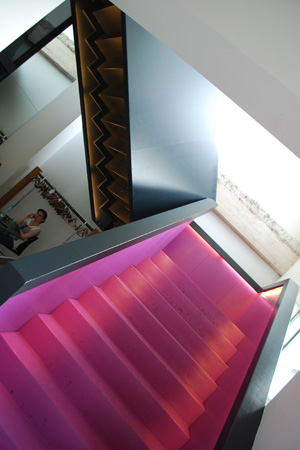 Hub interior07, εσωτερική σκάλα ισογείου, μωβ λακαριστή σκάλα, φωτιζόμενο κάγκελο Hub interior07, εσωτερική σκάλα ισογείου, μωβ λακαριστή σκάλα, φωτιζόμενο κάγκελο