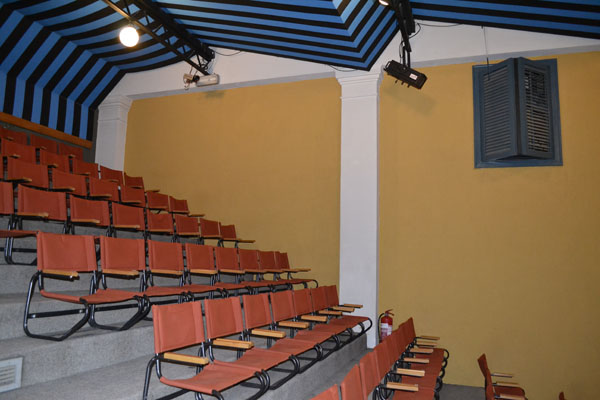 theatre exarcheia interior05, υφασμάτινα καθίσματα θεάτρου, ριγέ ακουστική ψευδοροφή θεάτρου theatre exarcheia interior05, υφασμάτινα καθίσματα θεάτρου, ριγέ ακουστική ψευδοροφή θεάτρου