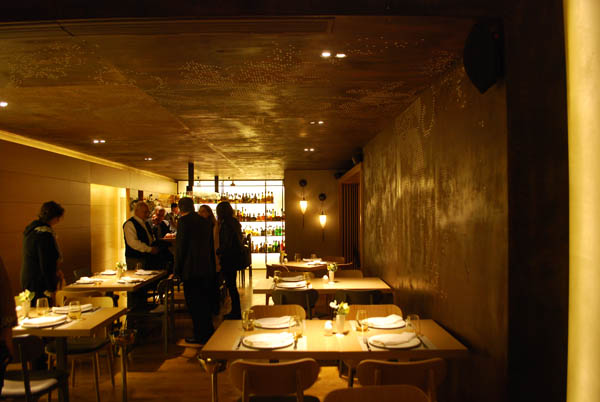 DSC 0996, εσωτερικό εστιατορίου, ξύλινη επένδυση τοίχου, επένδυση οροφήε με φύλλα οξειδωμένου χάλυβα