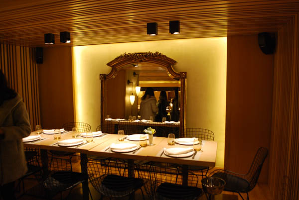 DSC 0999, μεγάλο τραπέζι τραπεζαρίας, καρέκλες τραπεζαρίας, κρυστάλλινος καθρέπτης, καθρέπτης αντίκα