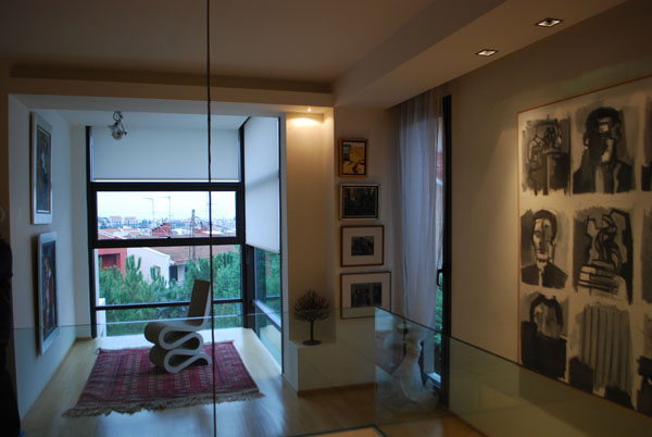 DSC 0929, wiggle chair του Frank Gehry, επώνυμη πολυθρόνα, χειροποίητο χαλί