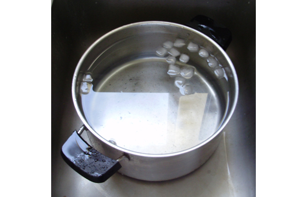 κατσαρόλα με κρύο νερό κατσαρόλα με κρύο νερό