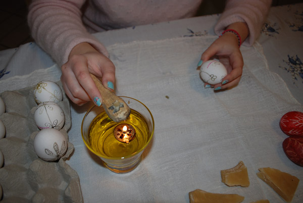 το κερί λιώνει με τη φλόγα του καντηλιού το κερί λιώνει με τη φλόγα του καντηλιού