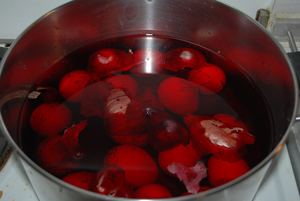 τα αυγά στη χύτρα με τη βαφή τα αυγά στη χύτρα με τη βαφή