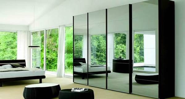 Ντουλάπα με πόρτες επενδυμένες με καθρέπτες Ντουλάπα με πόρτες επενδυμένες με καθρέπτες