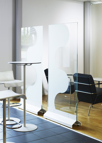 Ένα διακριτικό διαχωριστικό για δημόσιους χώρους από διαφανές γυαλί  Ένα διακριτικό διαχωριστικό για δημόσιους χώρους από διαφανές γυαλί