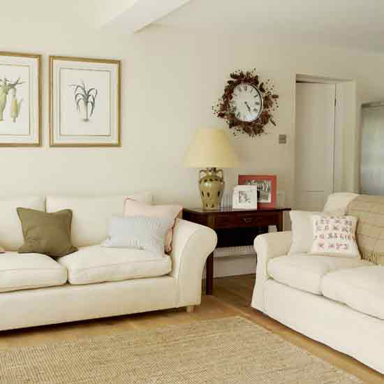 Έργα τέχνης με ήπια χρώματα σε μπεζ τοίχο καθιστικού Έργα τέχνης με ήπια χρώματα σε μπεζ τοίχο καθιστικού