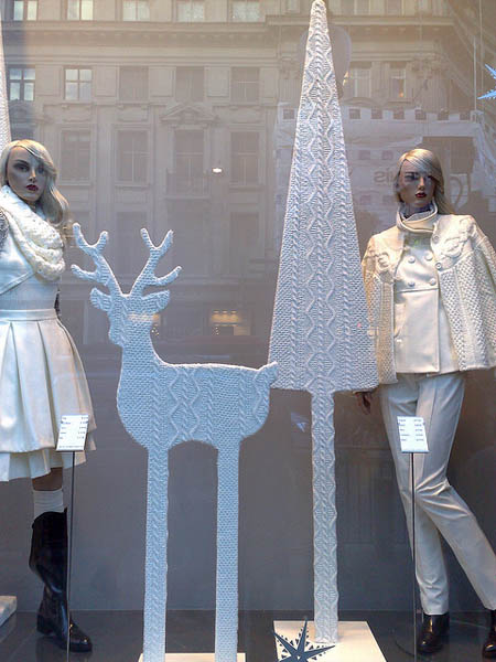 Πολύ μοντέρνα άποψη της χριστουγεννιάτικης ατμόσφαιρας σε βιτρίνα στο Λονδίνο Πολύ μοντέρνα άποψη της χριστουγεννιάτικης ατμόσφαιρας σε βιτρίνα στο Λονδίνο