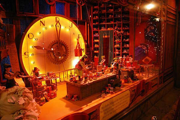 Το εργαστήρι του Αη Βασίλη προσελκύει μικρούς και μεγάλους στη βιτρίνα του The Bay στο Τορόντο Το εργαστήρι του Αη Βασίλη προσελκύει μικρούς και μεγάλους στη βιτρίνα του The Bay στο Τορόντο