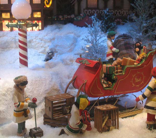 Ξωτικά φορτώνουν το έλκηθρο του Αη Βασίλη με δώρα στη βιτρίνα του the Hudson's Bay στο Τορόντο Ξωτικά φορτώνουν το έλκηθρο του Αη Βασίλη με δώρα στη βιτρίνα του the Hudson's Bay στο Τορόντο