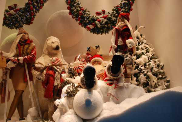 Ο Αη Βασίλης πρωταγωνιστεί στη χριστουγεννιάτικη βιτρίνα των Notos Galleries στη θεσσαλονίκη, 2011 Ο Αη Βασίλης πρωταγωνιστεί στη χριστουγεννιάτικη βιτρίνα των Notos Galleries στη θεσσαλονίκη, 2011