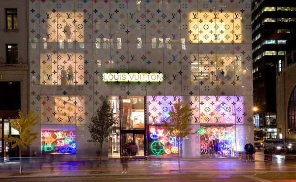 Ο Takashi Murakami τύλιξε τη ναυαρχίδα του Louis Vuitton στη 5η Λεωφόρο για τις μέρες των Χριστουγέννων με ύφασμα τυπωμένο με το λογότυπο της εταιρίας Ο Takashi Murakami τύλιξε τη ναυαρχίδα του Louis Vuitton στη 5η Λεωφόρο για τις μέρες των Χριστουγέννων με ύφασμα τυπωμένο με το λογότυπο της εταιρίας