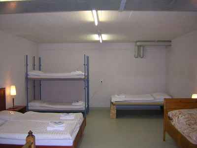 Τα κρεβάτια του ξενοδοχείου είναι στρατιωτικές κουκέτες Τα κρεβάτια του ξενοδοχείου είναι στρατιωτικές κουκέτες