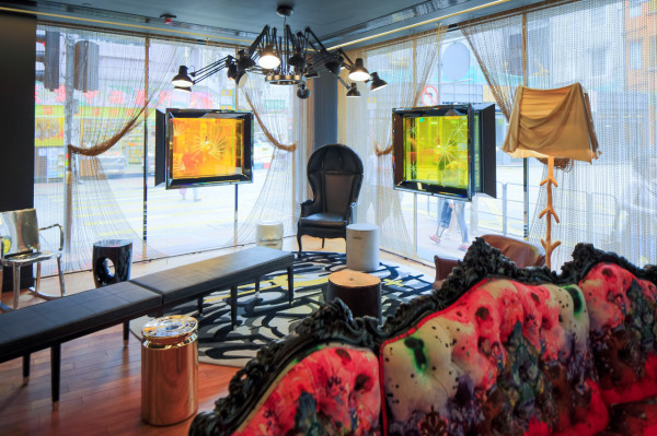 lobby, ξενοδοχείο, διακόσμηση, αρχιτεκτονική, εκλεκτικιστικό στυλ, πολύχρωμος καναπές,