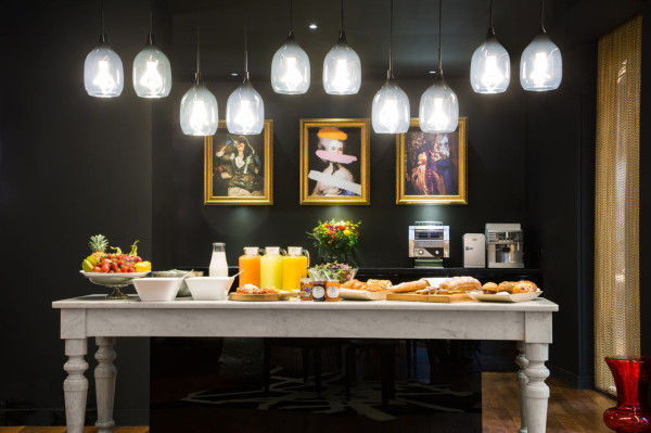 μπουφές, λακαρισμένο έπιπλο, λευκό τραπέζι, πόδια τραπεζιού με τόρνο, λευκό μαύρο, διακόσμηση,