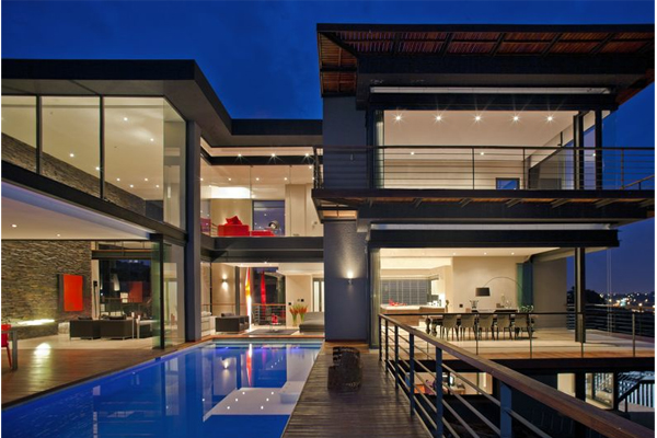 κατοικία με πισίνα 