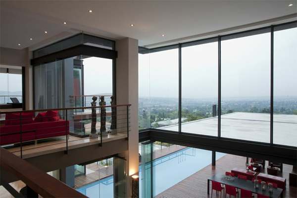 καθιστικό με μεγάλα παράθυρα 