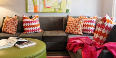 Το σαλόνι μου είναι σκοτεινό. Τι κουρτίνες, μαξιλάρια και ριντό να διαλέξω για να ζωντανέψει ο χώρος;